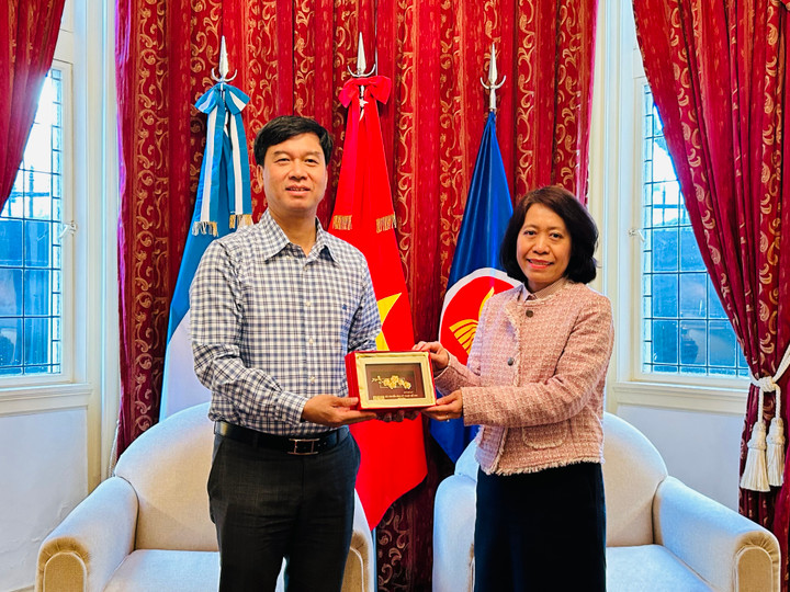 Phó Tổng giám đốc VOV Ngô Minh Hiển tặng quà lưu niệm của Đài Tiếng nói Việt Nam cho đại sứ quán.