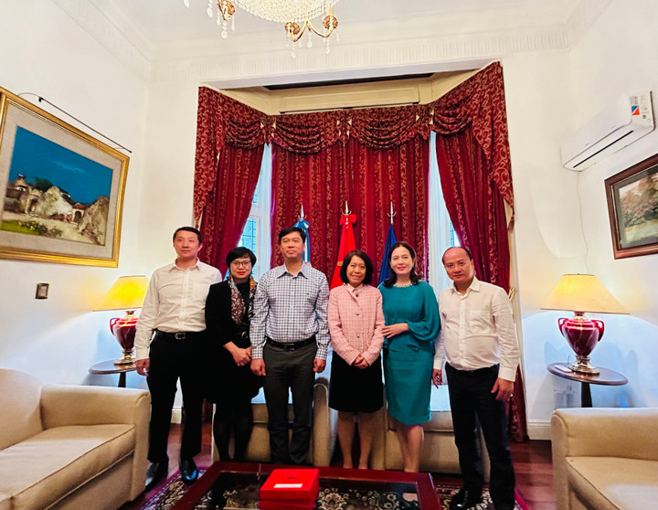 Đoàn thăm và làm việc với Đại sứ quán Việt Nam tại Argentina.