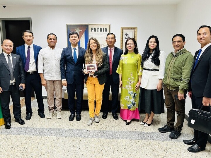 Đại sứ Vũ Trung Mỹ cùng đoàn công tác của Đài Tiếng nói Việt Nam làm việc với Đài truyền hình Phương Nam Telesur.
