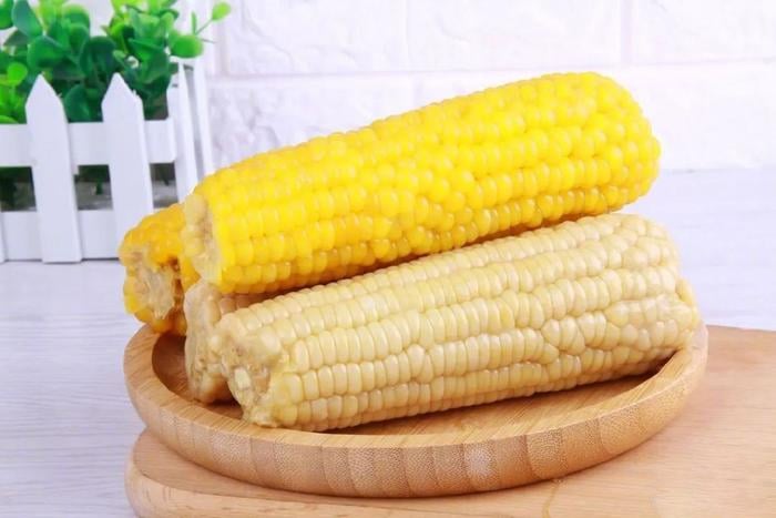 Ngô ngọt và ngô nếp loại nào tốt hơn? Mỗi loại đều có công dụng riêng phù hợp nhu cầu sử dụng. (Ảnh: K.sina)