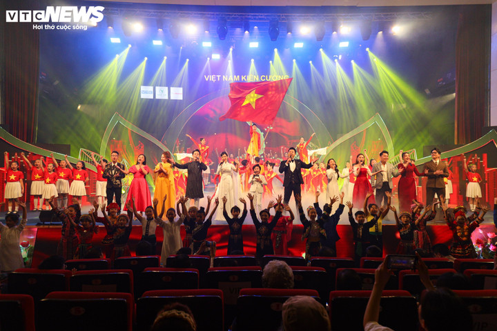 Chương trình nghệ thuật chung tay vì đồng bào vùng bão lũ với chủ đề "Việt Nam kiên cường" diễn ra tại Trung tâm Nghệ thuật Âu Cơ (Hà Nội) tối 17/9.