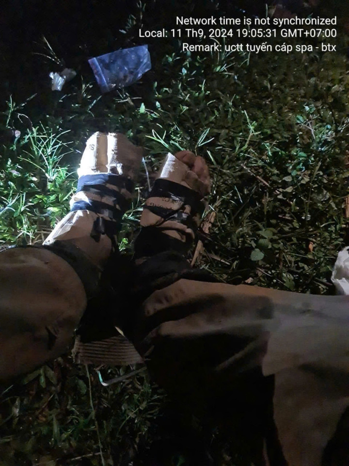 Anh Bùi Hải Nam cùng đồng đội vượt quãng đường dài, đem theo khối thiết bị nặng với hai chiếc bìa các tông lót chân.