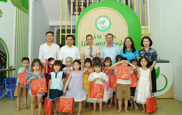 Thị xã Quế Võ trao tặng hơn 4.000 bánh Trung thu cho các em nhỏ - 6