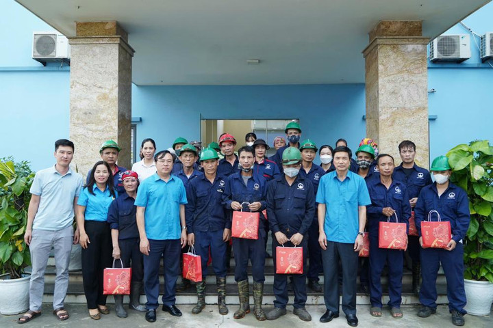 Lãnh đạo LĐLĐ tỉnh Bắc Ninh trao tặng bánh Trung thu cho các cháu là con các hộ dân bị ảnh hưởng bởi bão, lũ tại xã Phù Lãng và Công ty Cổ phần Phát triển Môi trường Bình Nguyên.