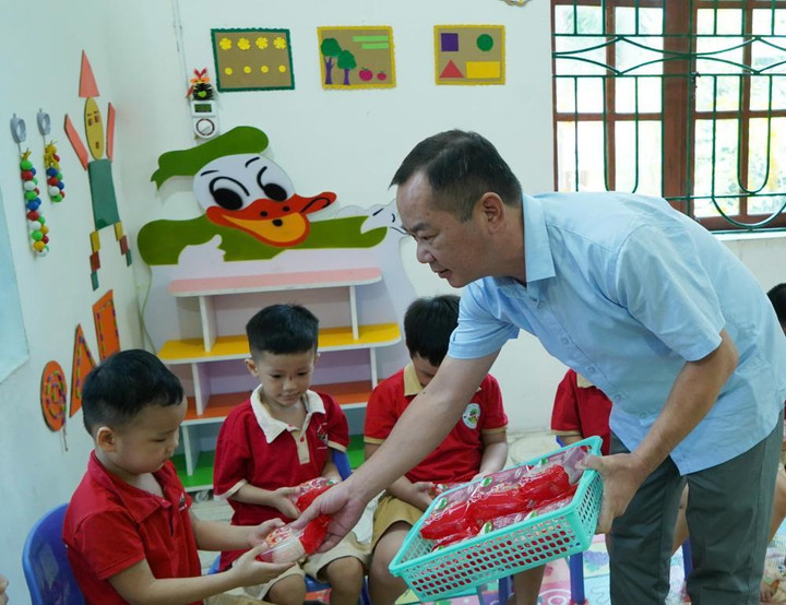 Ông Nguyễn Đức Lợi, Phó Bí thư Thường trực Thị ủy Quế Võ, cùng các đồng chí trong đoàn trao tặng bánh Trung thu cho một số cơ sở giáo dục mầm non ngoài công lập trên địa bàn thị xã Quế Võ.