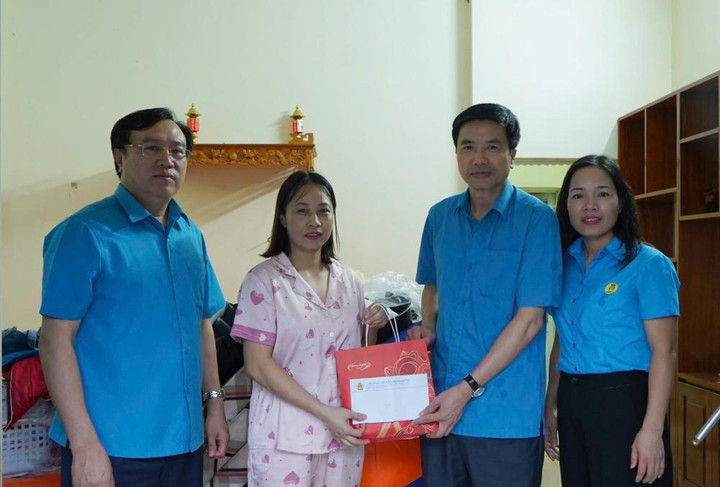 Hỗ trợ kinh phí cho đoàn viên Trần Thị Lương, Công đoàn cơ sở Trường mầm non xã Đức Long, thị xã Quế Võ.