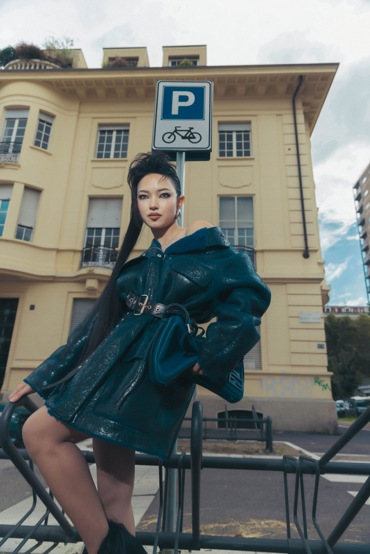 Châu Bùi thu hút mọi ánh nhìn với phong cách ấn tượng.