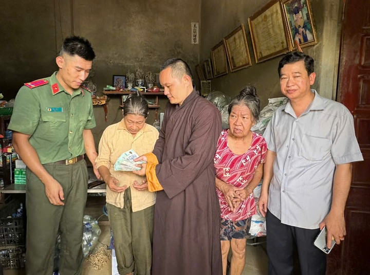 Đại đức Thích Đạt Ma Nghiêm Thuận trao tiền mặt động viên một gia đình rất khó khăn tại huyện Trận Yên, Yên Bái.