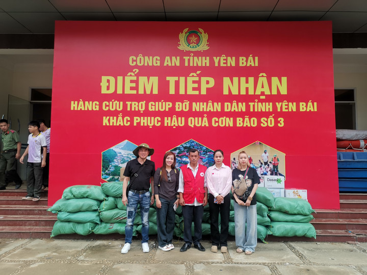 Những lô hàng được tập kết tại điểm tiếp nhận hàng cứu trợ giúp đỡ nhân dân tỉnh Yên Bái khắc phúc hậu quả cơn bão số 3.