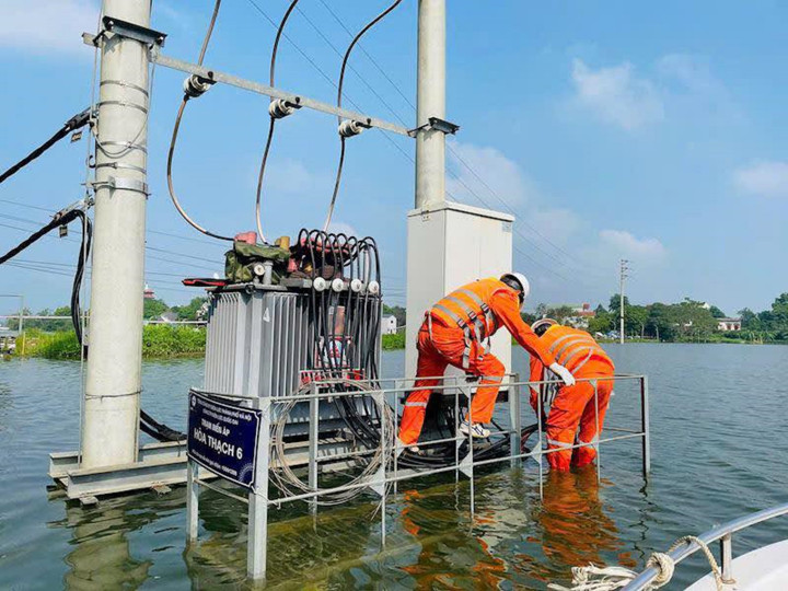 Công nhân ngành điện nỗ lực kiểm tra các trạm biến áp.