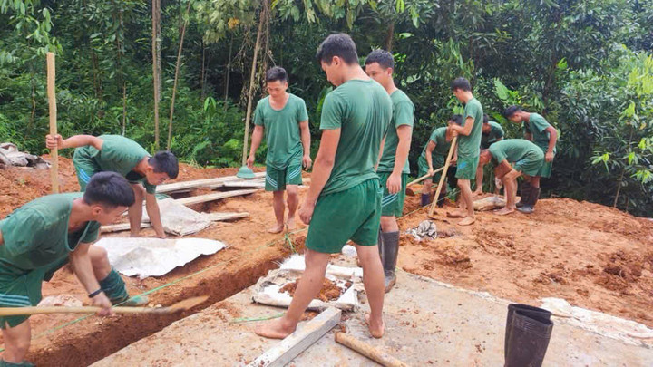 Khu nhà tạm được thi công với tinh thần nhanh nhất có thể.