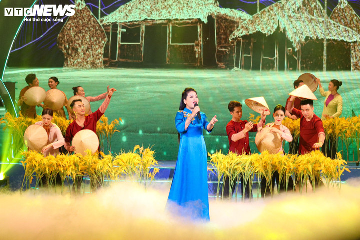 Ca sĩ Anh Thơ trình diễn trong chương trình.