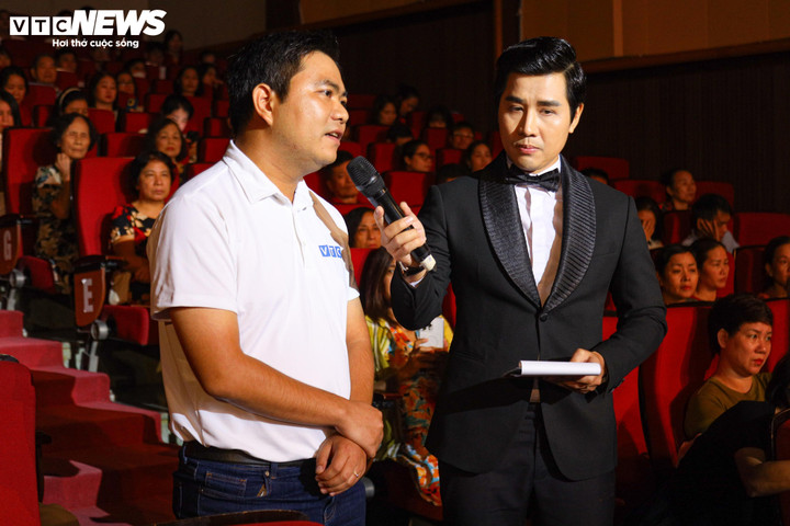 Phóng viên Nguyễn Đình Hoàn của Đài Truyền hình Kỹ thuật số VTC chia sẻ tại chương trình.