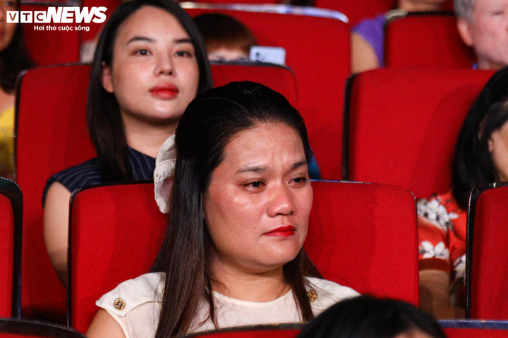 Nhiều khán giả xúc động khi theo dõi chương trình.