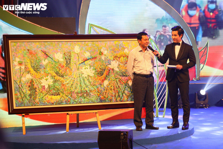 Ông Đoàn Đức Thắng (Công ty Acecook Việt Nam) đấu giá thành công bức tranh với giá 200 triệu đồng.