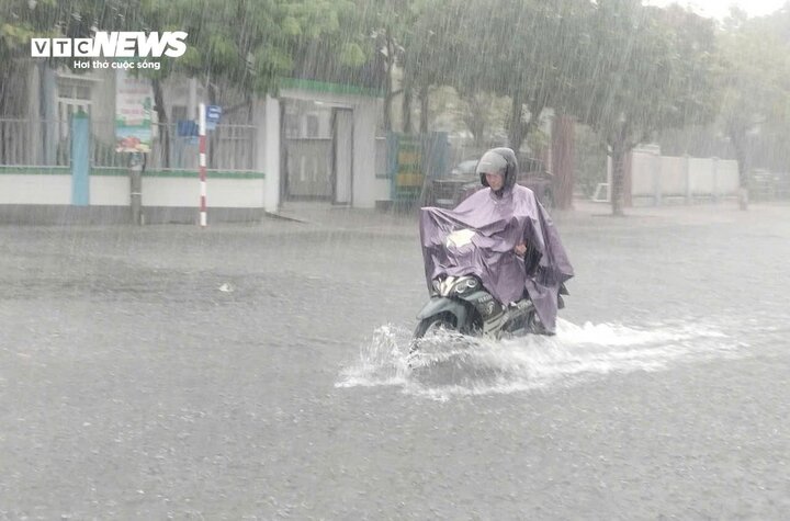 Mưa lớn khiến nhiều tuyến đường ở TP Tam Kỳ, tỉnh Quảng Nam ngập sâu.