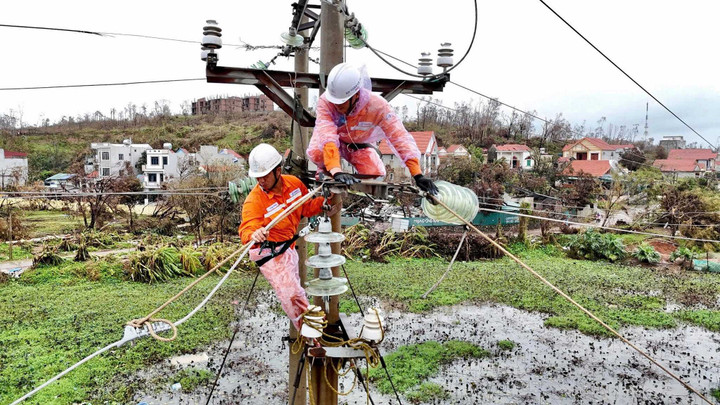 Công nhân sửa chữa khắc phục sự cố điện.