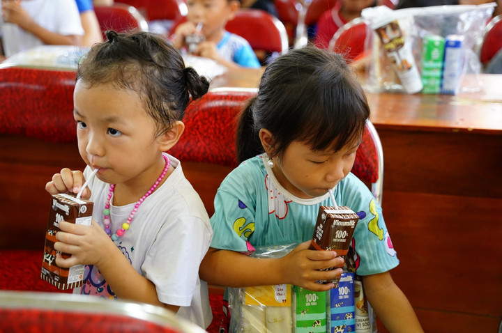 Sữa là nguồn dinh dưỡng quý giá cho trẻ em vùng khó khăn, đặc biệt sau bão lũ.