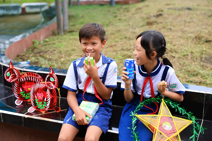 Trẻ em tại xã Đất Mũi vui Trung thu cùng Vinamilk .