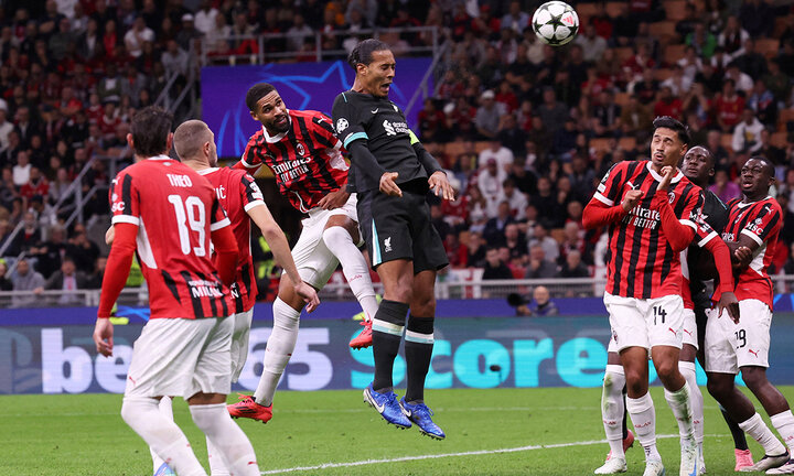 Trung vệ Van Dijk ghi bàn trong trận Liverpool thắng AC Milan 3-1. (Ảnh: Reuters)