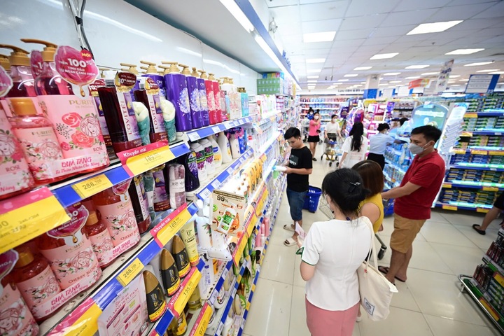 1.000 sản phẩm size lớn được trợ giá từ 19/9-2/10. (Ảnh: Quang Định)
