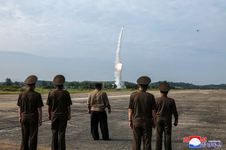 Lãnh đạo Triều Tiên Kim Jong-un giám sát vụ phóng tên lửa. (Ảnh: KCNA)