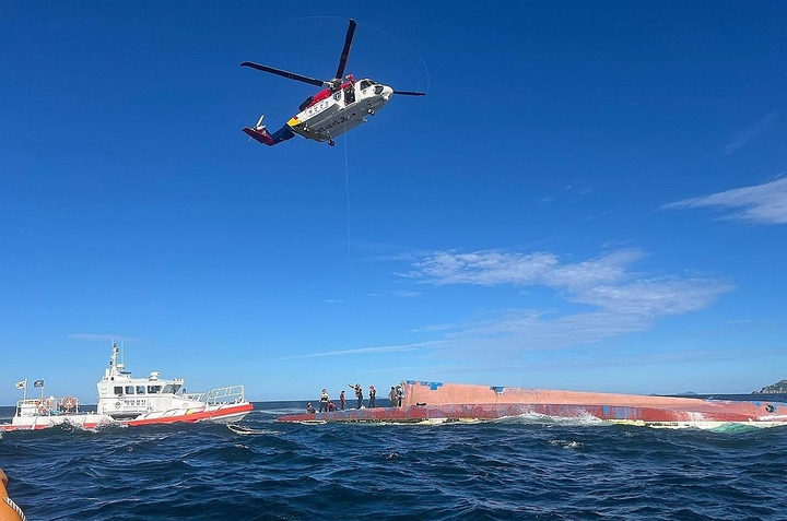 Hiện trường cứu hộ tàu cá bị lật ở ngoài khơi thành phố Gunsan. (Ảnh: Yonhap)