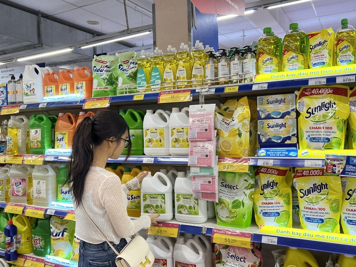 Các sản phẩm tẩy rửa giúp vệ sinh nhà cửa dễ dàng.