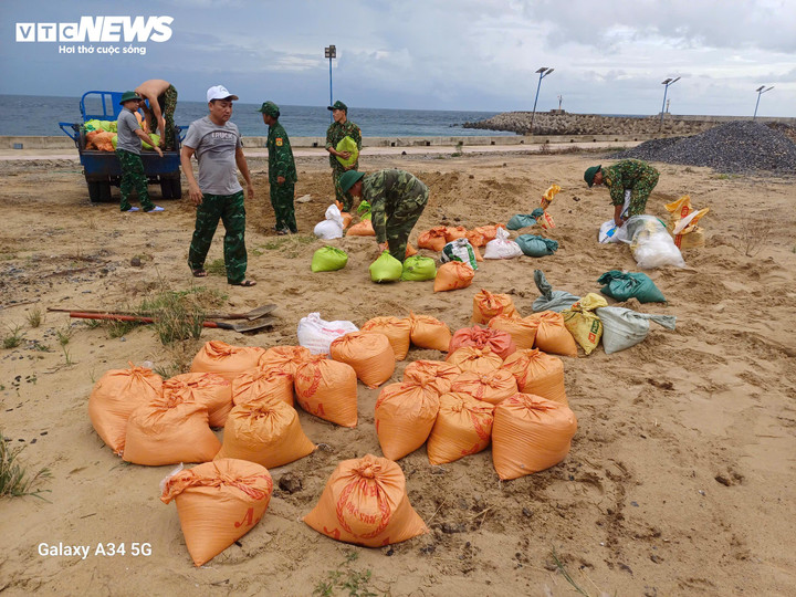 Từ hôm qua, lực lượng quân đội hỗ trợ người dân ở huyện đảo Cồn Cỏ vận chuyển các bao cát để chằng chống nhà cửa, đến nay các công việc phòng chống bão cơ bản hoàn tất.