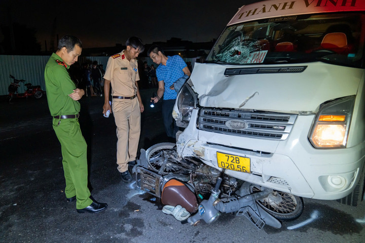 Xe máy nằm dưới gầm xe khách sau vụ tai nạn.