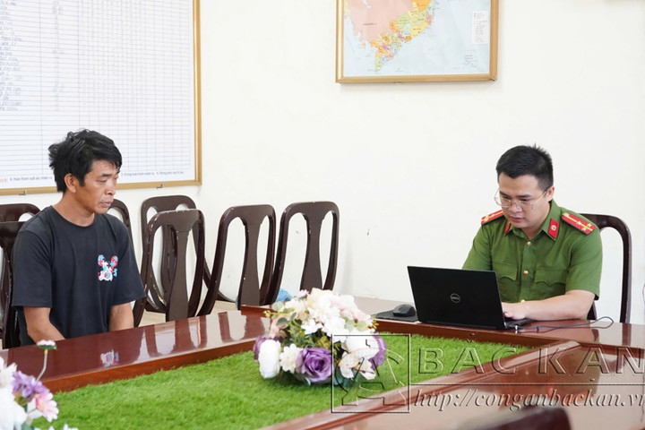 Đối tượng Hoàng Sùn Ta tại cơ quan công an. (Ảnh: Công an huyện Pác Nặm)