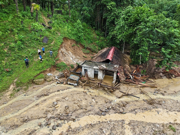 Toàn bộ khoản đóng góp sẽ được Vingroup chuyển đến tận tay những gia đình bị thiệt hại, tham gia các hoạt động nhằm khôi phục cuộc sống và sinh hoạt cho đồng bào sau cơn bão lũ. (Ảnh: Ngọc Tân)