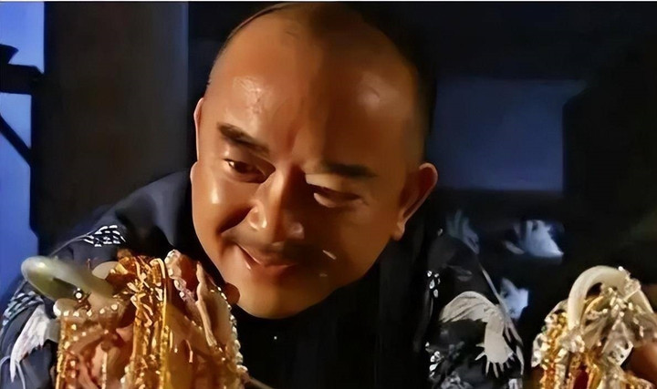 Tạo hình nhân vật Hòa Thân trên phim truyền hình. (Ảnh: Sohu)