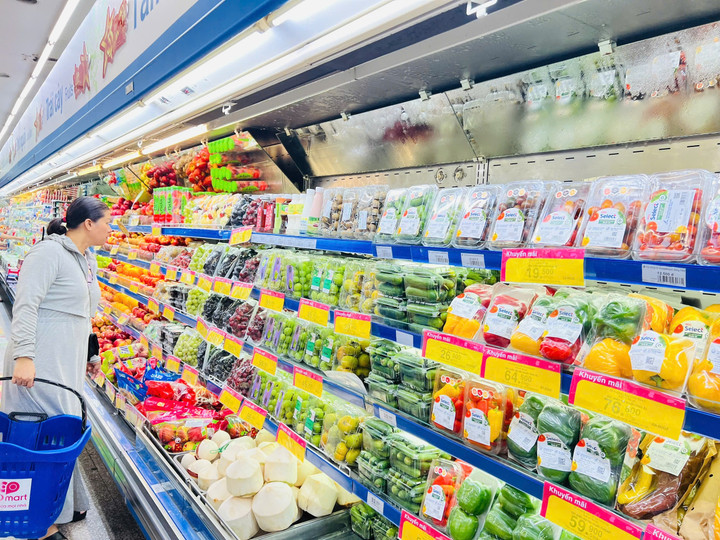 Khách hàng mua sắm tại Co.opmart Huế.