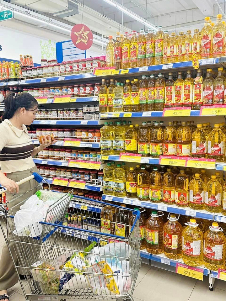 Khách hàng mua sắm tại Co.opmart Quảng Bình.