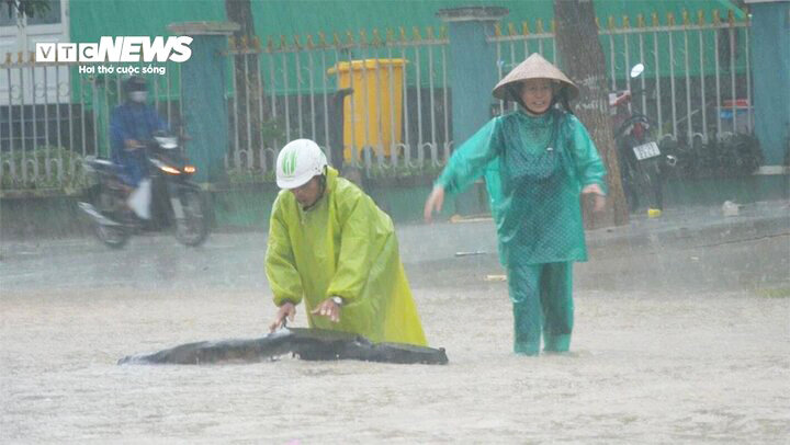 Miền Trung đang hứng đợt mưa lớn, có nơi trên 500mm. (Ảnh: Thanh Ba)