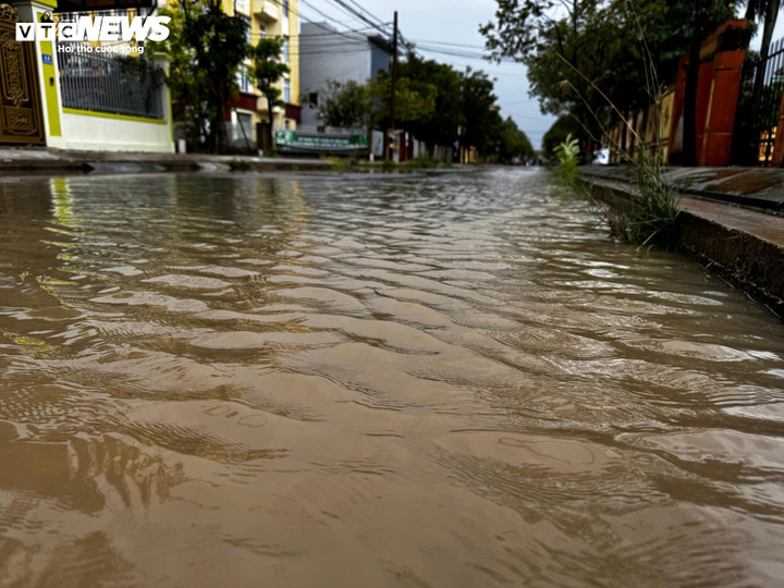 Mưa lớn kéo dài khiến một số tuyến đường tại TP Đồng Hới ngập cục bộ.