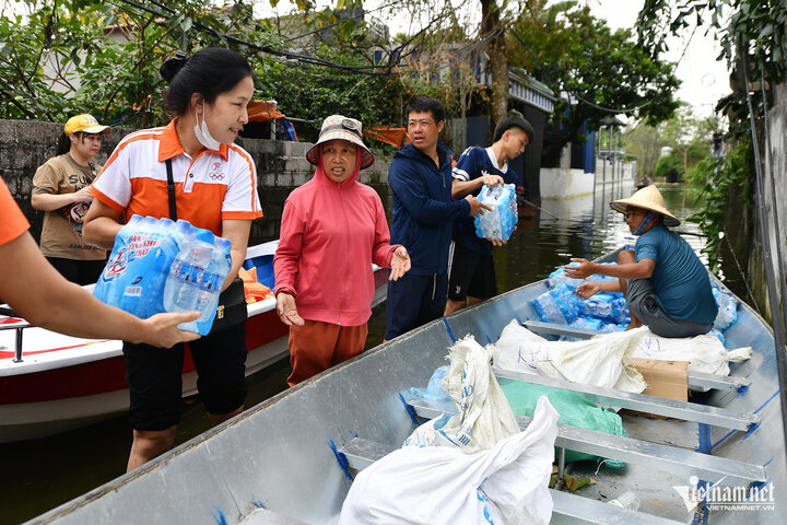 Trưa 19/9, một đoàn tình nguyện tiếp tế lương thực từ xã Sơn Đồng, huyện Hoài Đức, cách đó hàng chục km đã dùng xe tải chở mì tôm, nước uống đến phát cho bà con thôn Nam Hài.