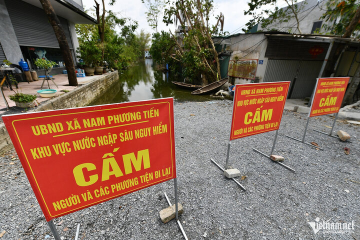 Toàn bộ lối vào ba thôn bị cô lập trên đều được dựng biển cảnh báo. Người dân mòn mỏi chờ nước rút và vẫn phải chờ thêm nhiều ngày nữa.