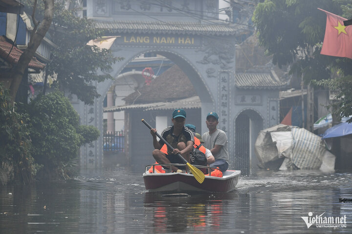 Cổng làng Nam Hài ngày thường tấp nập người qua lại, nhưng đã hơn 10 ngày nay biến thành biển nước. Với người dân nơi đây, điều này đã quá quen thuộc vì mỗi khi nước sông Bùi dâng cao tràn qua đê, ngôi làng của họ lại phải hứng chịu thiệt hại.