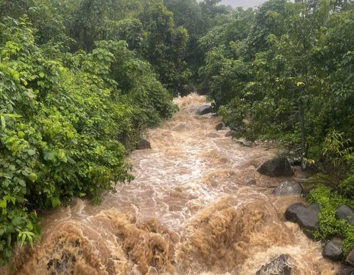 Hiện nước ở các suối tại khu vực thôn Xa Đưng và Tà Rùng đang lên mạnh.