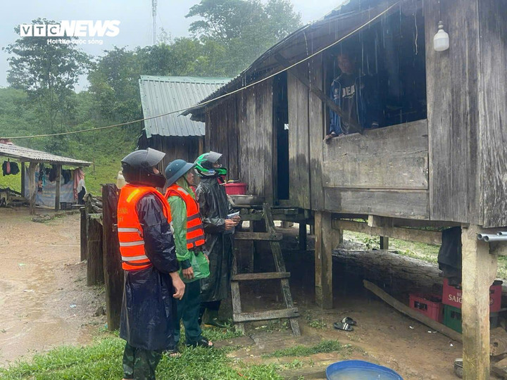 Lực lượng chức năng vận động, di dời người dân tại điểm nguy cơ sạt lở đến nơi an toàn.