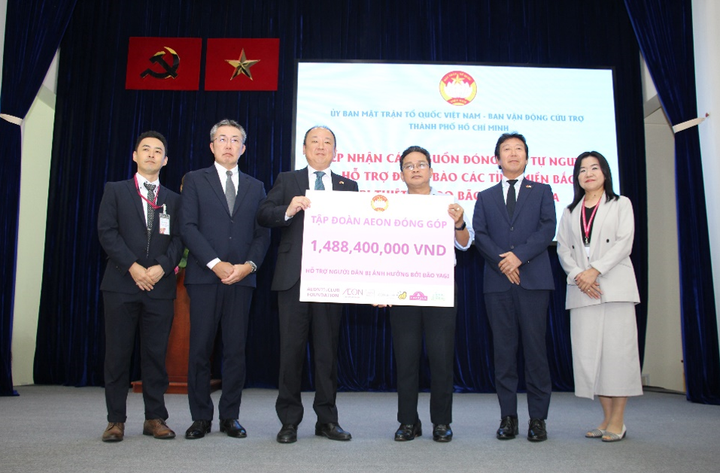Đại diện Ủy ban Mặt trận Tổ quốc Việt Nam TP.HCM tiếp nhận gói trao tặng trị giá gần 1.5 tỷ đồng từ Tập đoàn AEON.