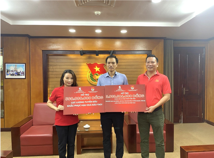 Đại diện SABECO trao bảng hỗ trợ khắc phục hậu quả do bão Yagi cho đại diện Trung ương Đoàn. Ước tính tổng giá trị hỗ trợ hơn 4,2 tỷ đồng dành cho 6 tỉnh.
