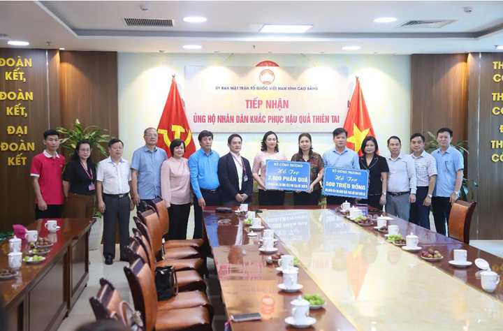 AEON Việt Nam phối hợp cùng Bộ Công thương trao tặng những phần quà thiết yếu cho người dân các vùng bị ảnh hưởng bởi bão số 3.