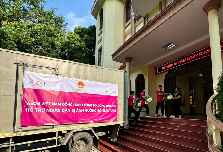 Đoàn xe tải chở hàng hóa thiết yếu của AEON Việt Nam cùng Bộ Công Thương hỗ trợ các tỉnh miền Bắc.