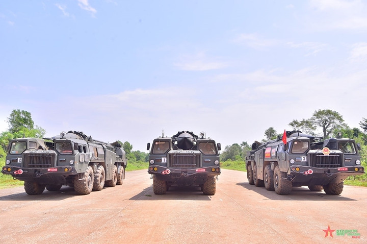 Ba chiếc xe mang theo hệ thống tên lửa đi cuối cùng của đội hình Khối xe Pháo quân sự.