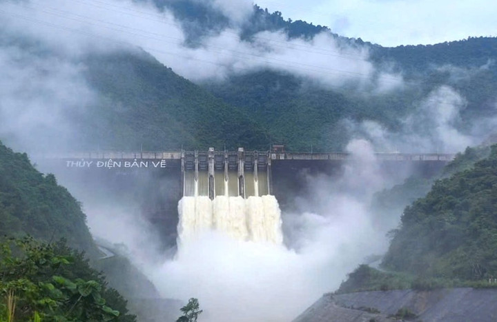 Thủy điện Bản Vẽ (huyện Tương Dương, Nghệ An) xả lũ.
