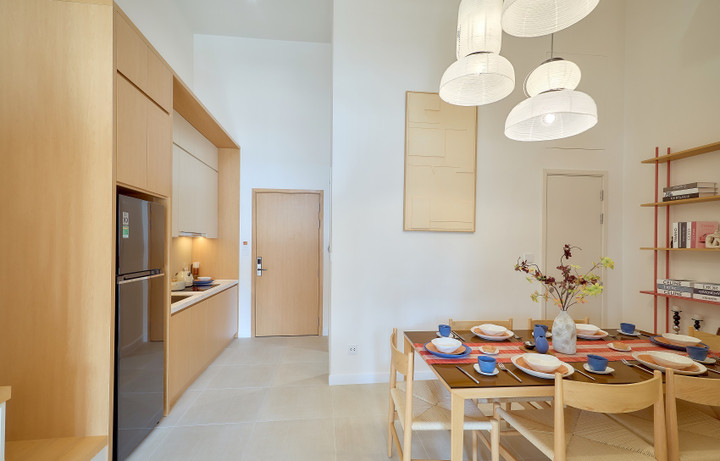 “Dòng căn hộ diện tích nhỏ và thiết kế thông minh chẳng khác nào khoản “sinh lời” ngay lập tức cho chủ sở hữu. Bởi chỉ cần suất đầu tư hợp lý, khách hàng có thể nhận lại giá trị vượt trội về không gian sử dụng so với căn hộ thông thường. Tất cả đều có gác lửng, kính trong suốt khổ lớn, từ cách bố trí không gian đến vật liệu nội thất đều được trau chuốt”, đại diện một đơn vị phân phối căn hộ Art Residence đánh giá.