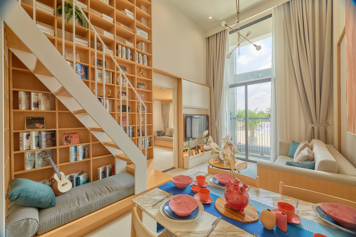 100% căn hộ tại đây sở hữu chiều cao gần 5m giúp gia chủ thuận tiện bố trí các khu vực đa năng, đồng thời tạo ra khoảng mở thông thoáng, xuyên suốt giữa các phòng. Nhờ áp dụng giải pháp mở rộng về chiều đứng, thay vì mở rộng chiều ngang thông thường, chủ nhân căn hộ gần như được nhân đôi không gian sinh hoạt đồng thời đón trọn nguồn ánh sáng và không khí trong lành vào tổ ấm với hệ thống cửa kính khổ lớn cao gần 4m.